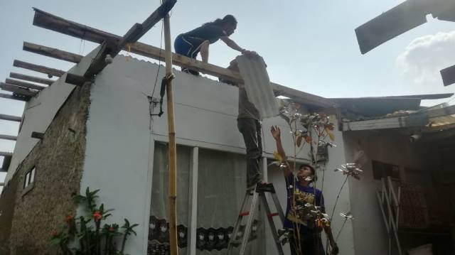 Puting Beliung Rusak Tiga Rumah Puting Beliung Rusak Tiga Rumah