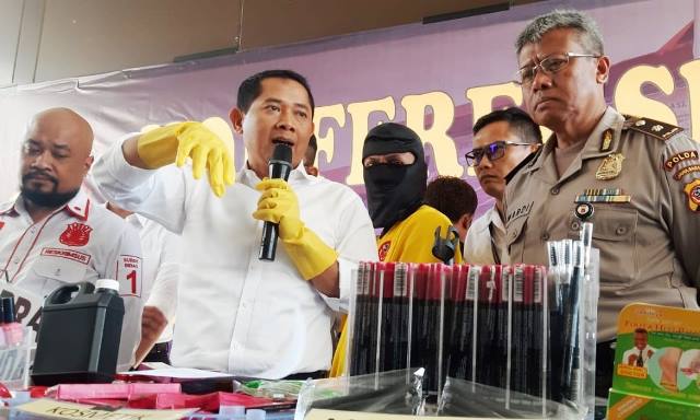 Ratusan Ribu Kosmetik Ilegal Disita Ratusan Ribu Kosmetik Ilegal Disita