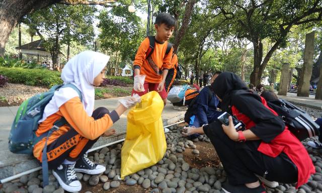 Ratusan Siswa SD Ikuti Beresih Bandung Jilid 2 Ratusan Siswa SD Ikuti Beresih Bandung Jilid 2