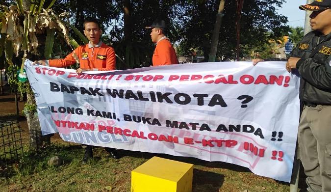 Beredar Spanduk Tuduhan Adanya Praktik Percaloan