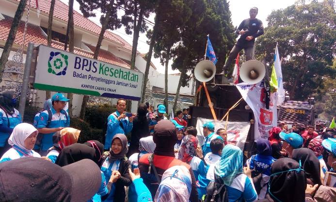 Tolak Kenaikan Iuran, Buruh Geruduk Kantor BPJS Kesehatan Cabang Cimahi