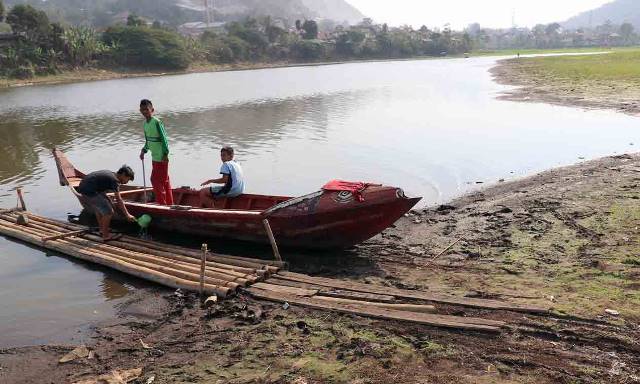 Musim Kemarau, Situ Ciburuy Alami Penyusutan Air Musim Kemarau, Situ Ciburuy Alami Penyusutan Air