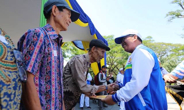 Para Legenda Persib Mendapat Penghargaan Wali Kota