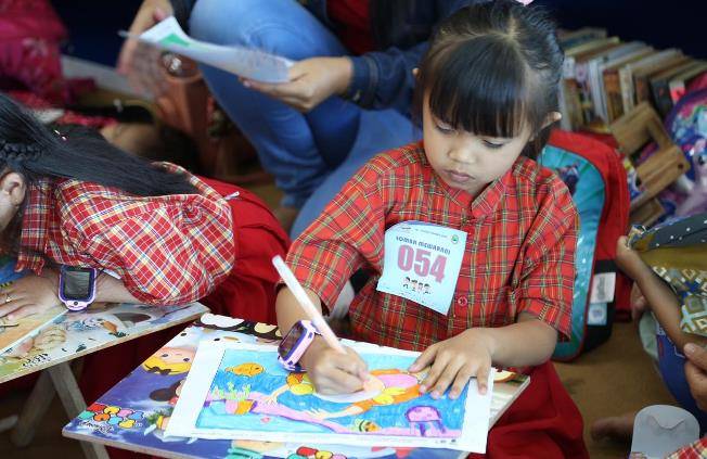 146 Siswa SD Ramaikan Lomba Menggambar 146 Siswa SD Ramaikan Lomba Menggambar