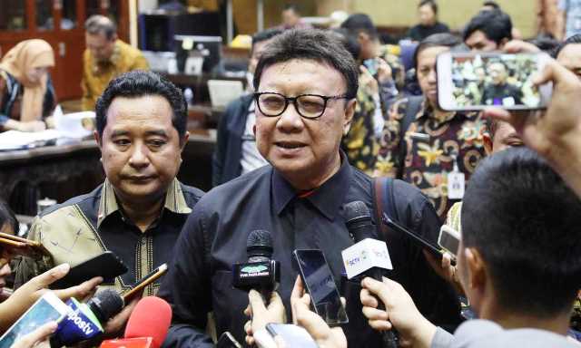 Menteri Tjahjo Bereaksi Terkait PNS Pesta Miras Menteri Pendayagunaan Aparatur Negara dan Reformasi Birokrasi (MenPANRB) Tjahjo Kumolo bereaksi terkait video PNS berpesta miras.