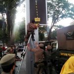 Satpol PP Segel Sejumlah Reklame Ilegal