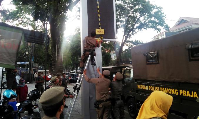 Satpol PP Segel Sejumlah Reklame Ilegal