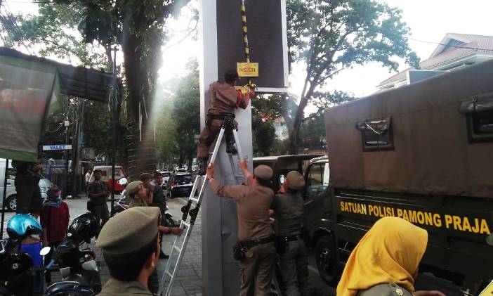 Satpol PP Segel Puluhan Reklame