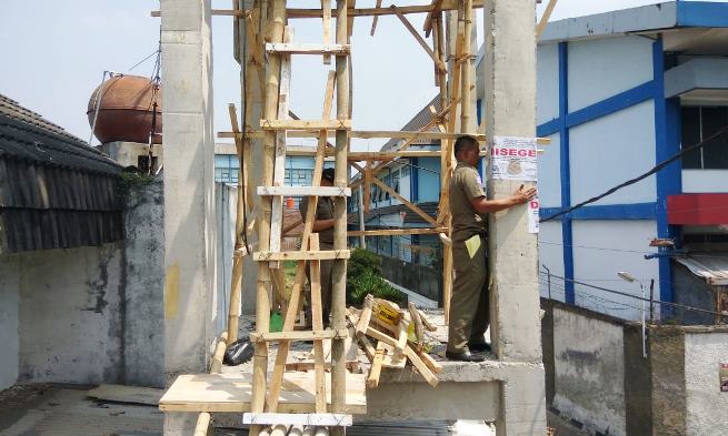 Langgar Aturan, Satpol PP Kota Cimahi Segel Tower Ilegal Langgar Aturan, Satpol PP Kota Cimahi Segel Tower Ilegal