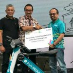 Hari Listrik Nasional ke-74, PLN UID Jabar Serahkan Bantuan Sepeda Listrik dan Sambungan Listrik ke Pemprov Jabar