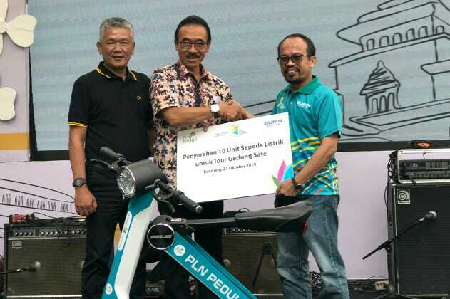 Hari Listrik Nasional ke-74, PLN UID Jabar Serahkan Bantuan Sepeda Listrik dan Sambungan Listrik ke Pemprov Jabar