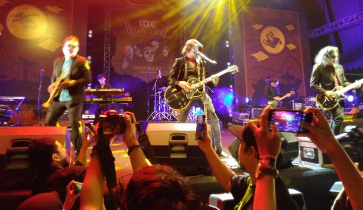 DCDC Rock N’ Semble Berhasil Gebrak Kota Bandung DCDC Rock N’ Semble Berhasil Gebrak Kota Bandung