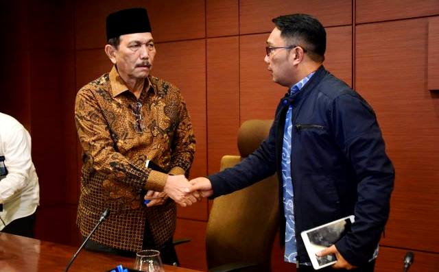 Gubernur Jabar Paparkan Progres Dua Tahun Program Citarum Harum Gubernur Jawa Barat Ridwan Kamil dan Menko Bidang Kemaritiman Luhut Binsar Panjaitan dalam Rapat Koordinasi dan Evaluasi Dua Tahun Penanganan DAS Citarum di Gd. Kementerian Koordinator Bidang Kemaritiman, Jakarta, Kamis (17/10/19). (Foto: Yana/HumasJabar)