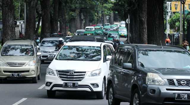 Ilustrasi kepadatan kendaraan yang terjadi di kawasan puncak, sehingga diterapkan sistem one way.