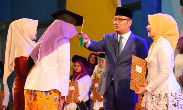 Pemdaprov Jabar Wisuda 2.700 Lulusan Sekoper Cinta