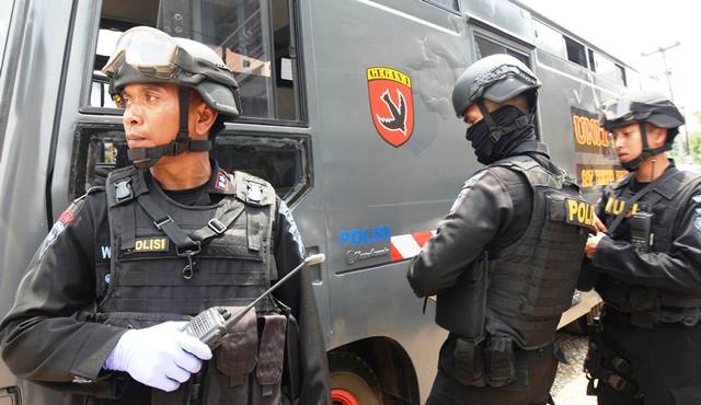 Tim Densus 88 dibantu Unit Jibom Polda Jabar, Polres Bandung dan Polrestabes Bndung melakukan penggeledahan beberapa waktu lalu