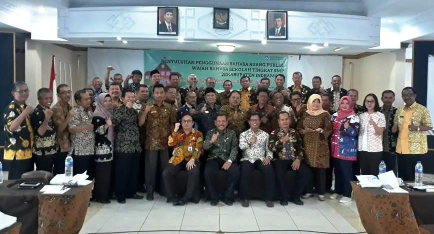 Penyuluhan Penggunaan Bahasa Ruang Publik di Kabupaten Indramayu Penyuluhan Penggunaan Bahasa Ruang Publik di Kabupaten Indramayu