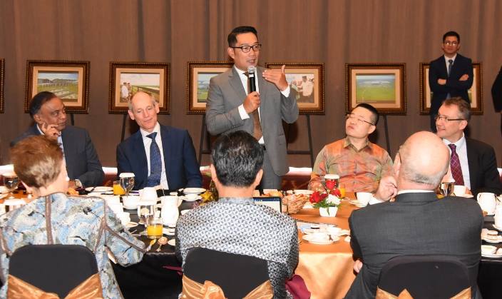 Presentasikan Peluang Investasi ke Duta Besar Presentasikan Peluang Investasi ke Duta Besar