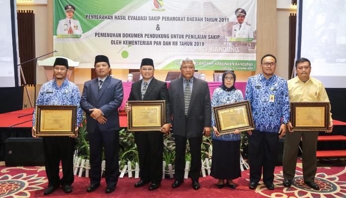 Raih Penghargaan SAKIP Menjadi Sarana Perbaikan Kinerja Raih Penghargaan SAKIP Menjadi Sarana Perbaikan Kinerja