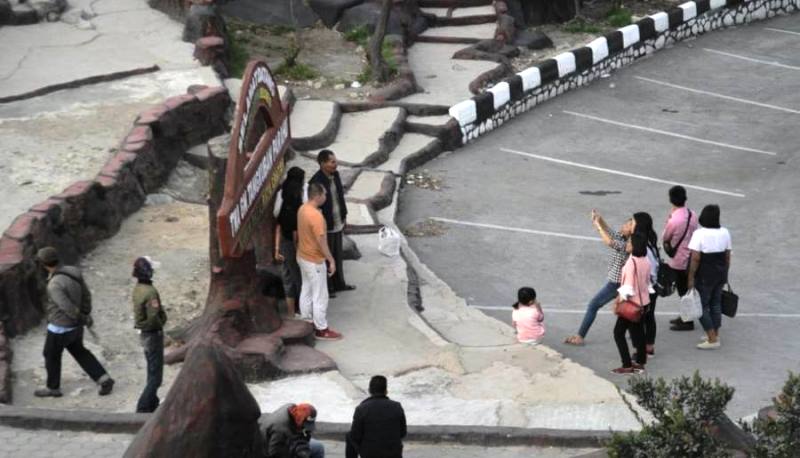 Ratusan Pengunjung Padati Tangkuban Parahu