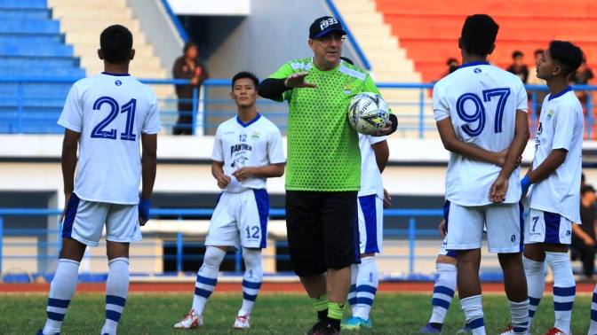 Hadapi Laga Klasik, Robert Perkuat Fisik Pemain