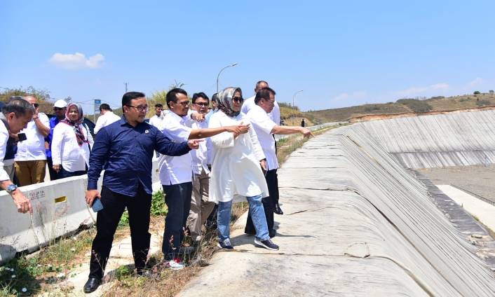 TINGGAL DIOPERASIKAN: Rombongan anggota DPRD Jabar Dipimpin oleh Wakil Ketua DPRD Ineu Purwadewi melakukan kunjungan kerja dengan meninjau langsung ke TPPAS Legok Nangka di Kecamatan Nagrek Kabupaten Bandung yang sejauh ini sudah selesai tahap pengerjaan proyeknya, beberapa waktu lalu.