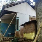 Dua Bambu Tua Topang Rumah Amin