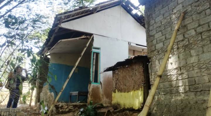 Dua Bambu Tua Topang Rumah Amin