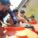 Siswa SD Sukamaju Bekal Air Bersih ke Sekolah