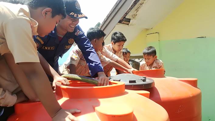 Siswa SD Sukamaju Bekal Air Bersih ke Sekolah Siswa SD Sukamaju Bekal Air Bersih ke Sekolah