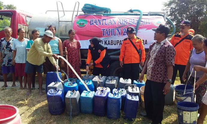 Warga Desa Cilame Alami Krisis Air Bersih Warga Desa Cilame Alami Krisis Air Bersih