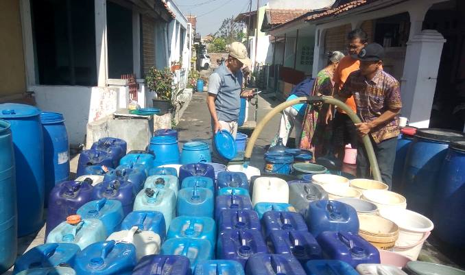 Warga Kesulitan Dapatkan Air Bersih Warga Kesulitan Dapatkan Air Bersih