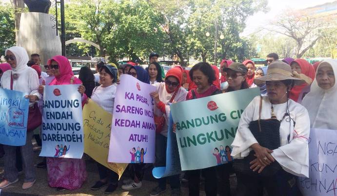 Emak-Emak Datangi Balai Kota