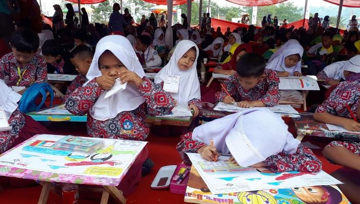 Ribuan Siswa Antusias Ikuti Lomba Mewarnai Ribuan Siswa Antusias Ikuti Lomba Mewarnai