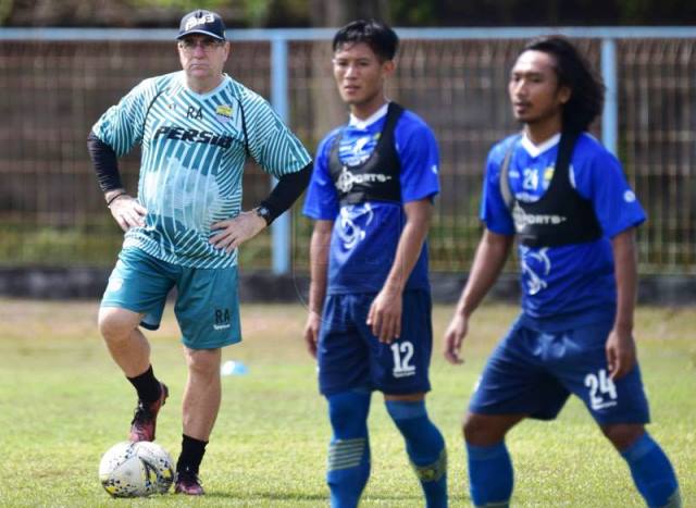 Jeda Waktu Panjang Membuat Robert Leluasa Racik Pemain