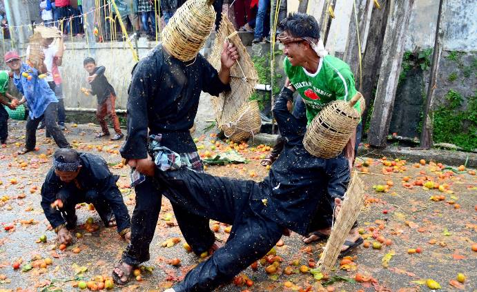 Perang Tomat Wujud Rasa Syukur Atas Limpahan bagi Petani