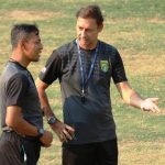Pelatih Persebaya Siapkan Strategi Khusus Hadapi Persib