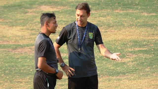 Pelatih Persebaya Siapkan Strategi Khusus Hadapi Persib
