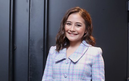 Prilly Latuconsina merasa terharu dengan pencapaian film Kukira kau rumah yang diproduserinya. (Istimewa)