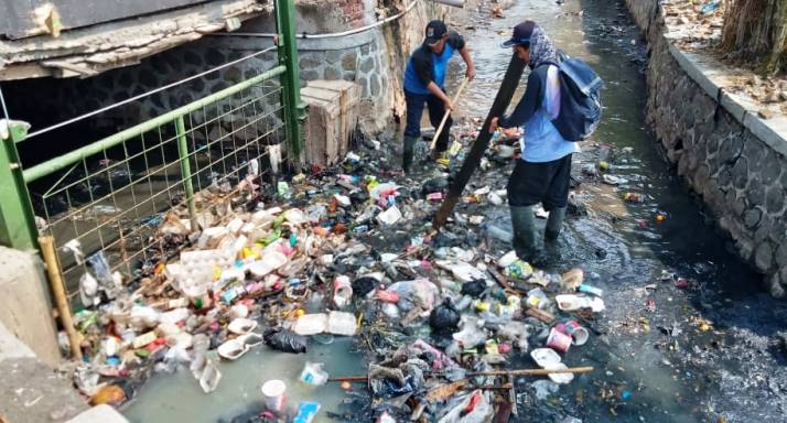 Banyak Masyarakat Memilih Buang Sampah di Sungai