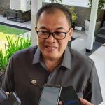 Bagikan Anak Ayam ke Pelajar