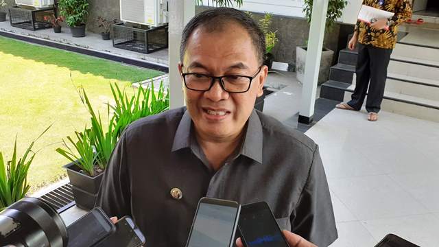 Bagikan Anak Ayam ke Pelajar Bagikan Anak Ayam ke Pelajar