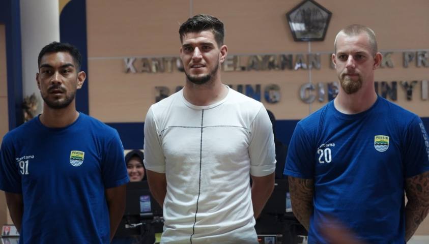 3 Pemain Persib Bandung Datangi KPP Cibeunying