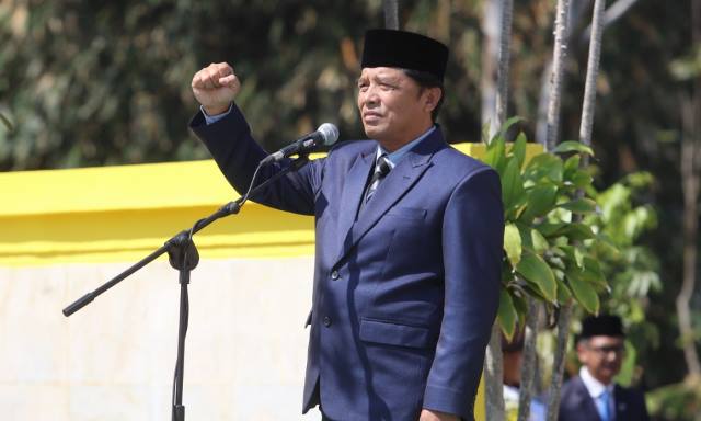 Bupati: Pahlawan Masa Kini, Berprestasi Membangun Negeri Bupati: Pahlawan Masa Kini, Berprestasi Membangun Negeri