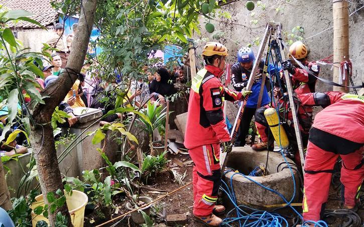 Kelelahan, Bakri Terjebak di Dalam Sumur