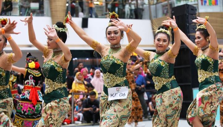 2.873 Penari Hibur Warga dengan Konsep Tradisional