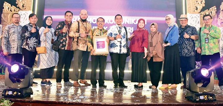 Raih Most Popular Leader in Social Media