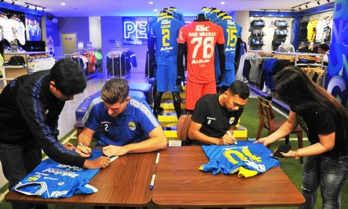 Nick dan Aziz Manfaatkan Libur Latihan Temui Bobotoh