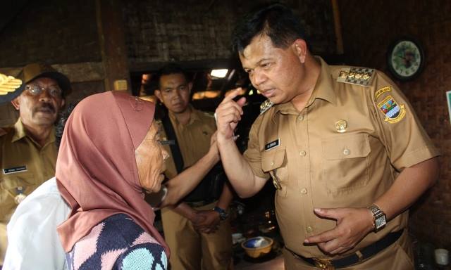 Pemkab Bertekad Turunkan Angka Keluarga Miskin Pemkab Bertekad Turunkan Angka Keluarga Miskin