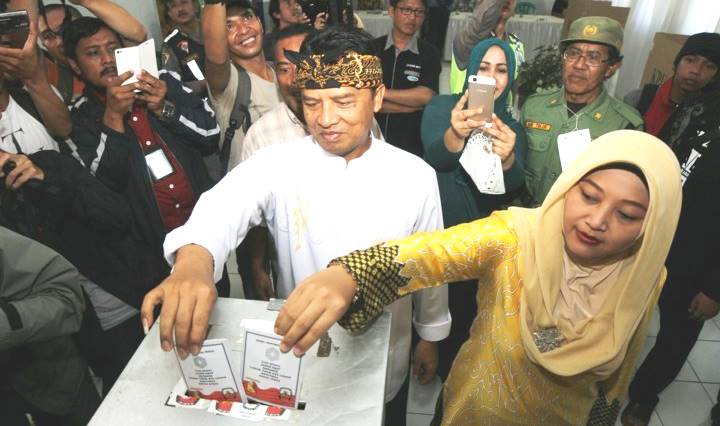 Istri Bupati Ambil Formulir Balonbup? Istri Bupati Ambil Formulir Balonbup?